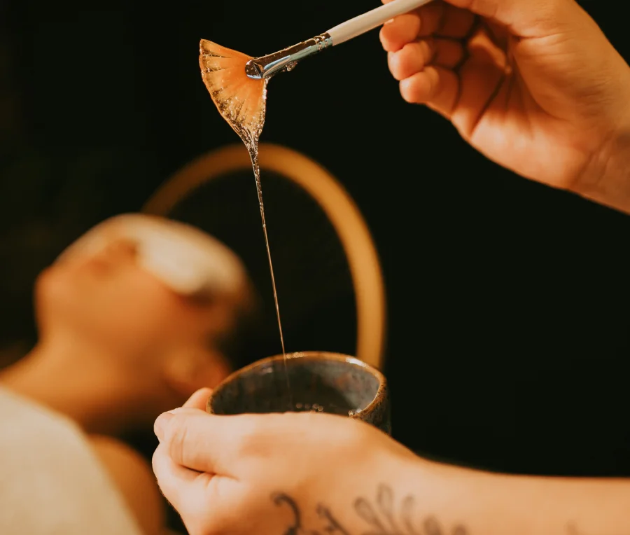 Terapeuta aplica produto com pincel durante o Head Spa no Morada SPA